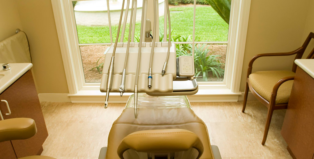 picture of dentist exam room showing dental chair and dental tools